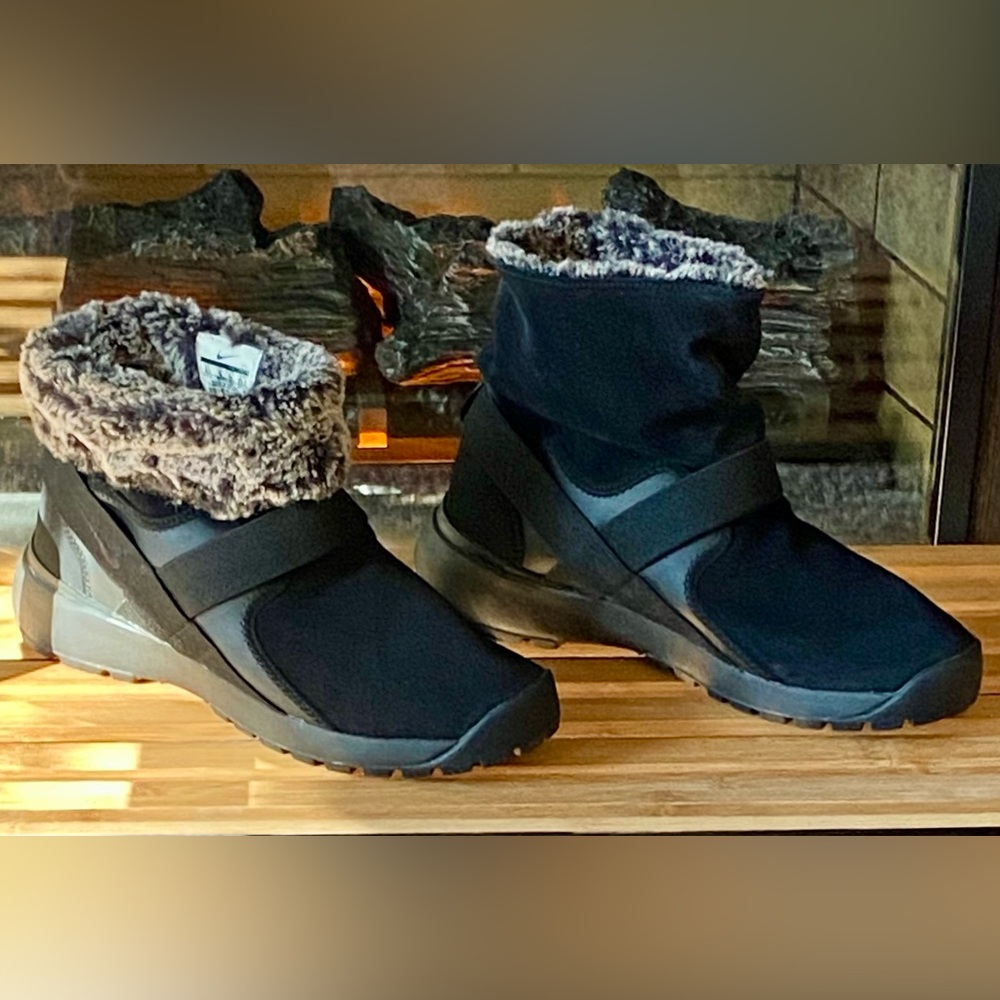 Nike NWOT Sz-8.5n Black Winter Boots w/Soft Warm Fur Lining-Elegant🖤Black & Tan👢